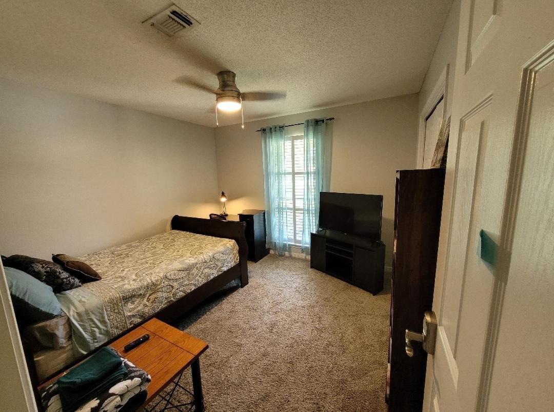 Bedroom Four Minutes From Beach Pensacola Luaran gambar